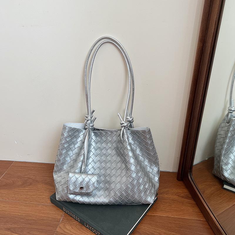 Simple casual woven tote bucket bag women's 2026 spring new pleated fashion niche shoulder armpit bag