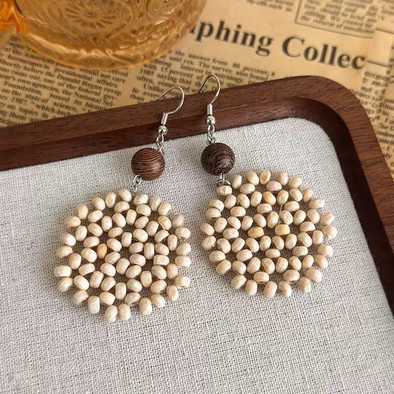 Boucles d'oreilles bohèmes en bambou rotin et pompons de coquillages pour femmes