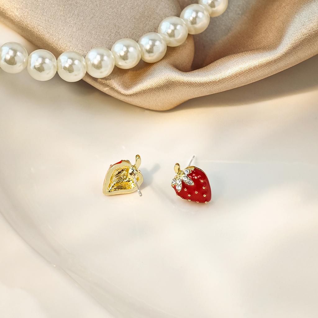 Sweet And Cute, Exquisite And Small Strawberry Stud Earrings, Simple And Small Fresh Fruit With Diamonds, Sleep Earrings Without Picking.