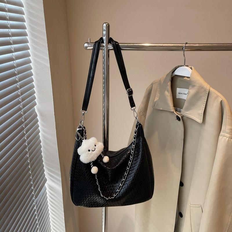 

Large capacity bag women s new summer versatile shoulder messenger bag casual chain commuter dumpling bag