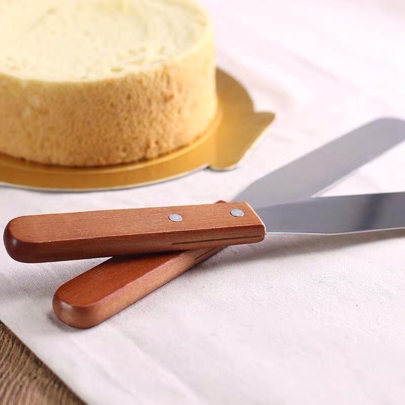 Cake Spatula with Wooden Handle Stainless Steel Baking Tool for Cupcakes Fondant Icing Kitchen Decorating and Pastry Making