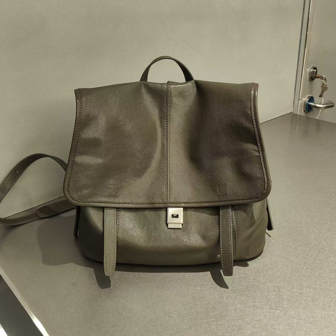 

2025 Новый стиль Однотонный Верхний слой Коровья кожа Повседневная серия Сумка с двойным отделением Большая вместимость Дорожная Легкая Универсальная женская сумка 31x13x25cm зелёный