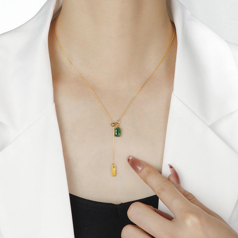 

Элегантное ретро-колье с изумрудами и цирконами — регулируемая цепочка, классический дизайн