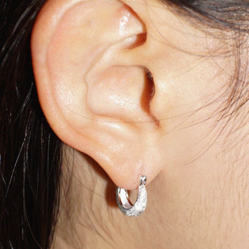 OURPIERRE GRANITO ROUND EARRING SILVER