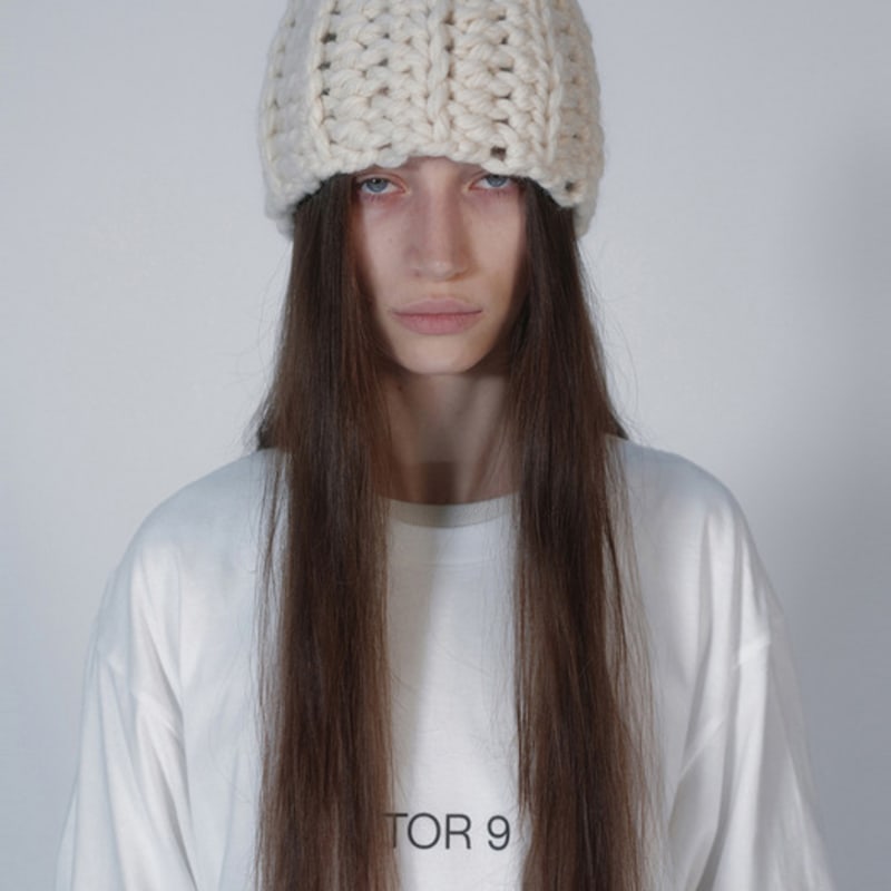 

NOTHINGEVERYTHING HANDMADE CHUNKY BEANIE in IVORY OS