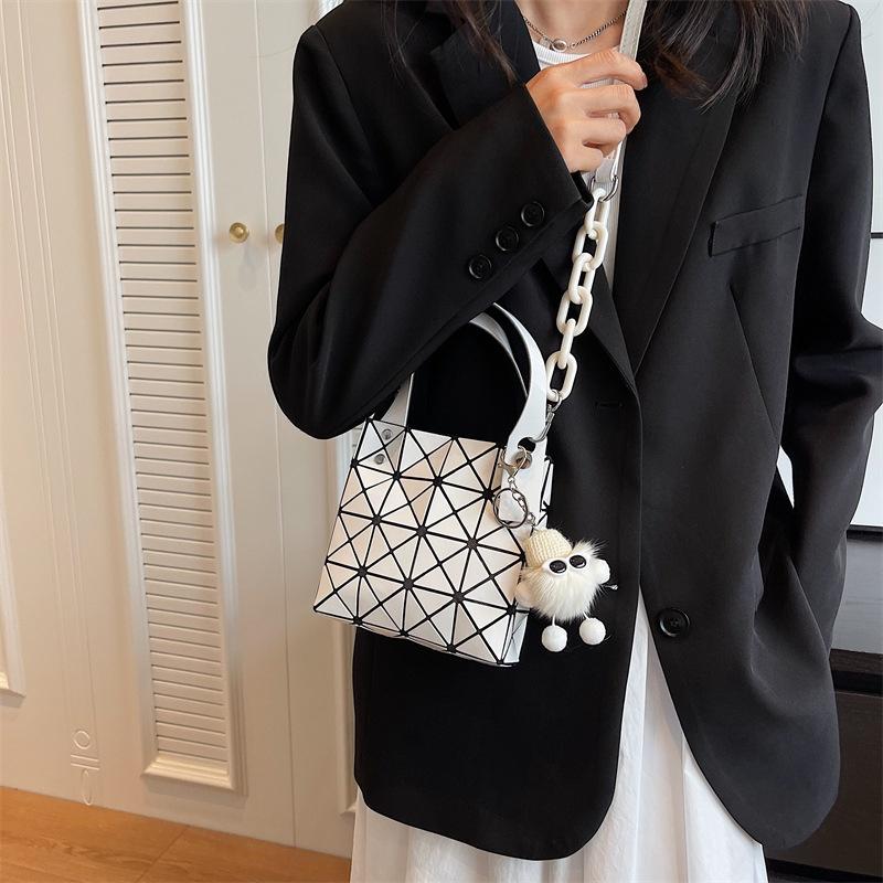 IELGY women's fashion portable shoulder bag, diamond chain messenger bag