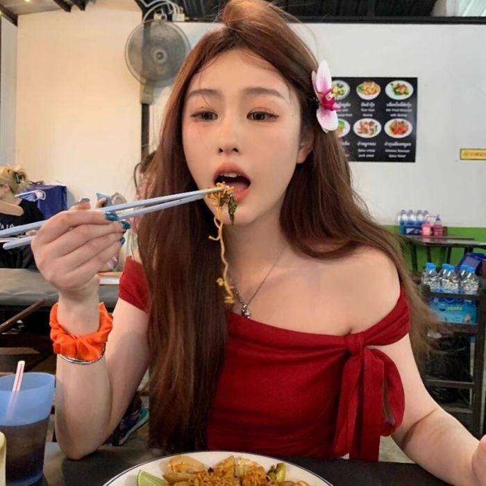 

Женский летний топ с открытыми плечами и халтер-вырезом - красный, с короткими рукавами, с открытыми плечами. L красный