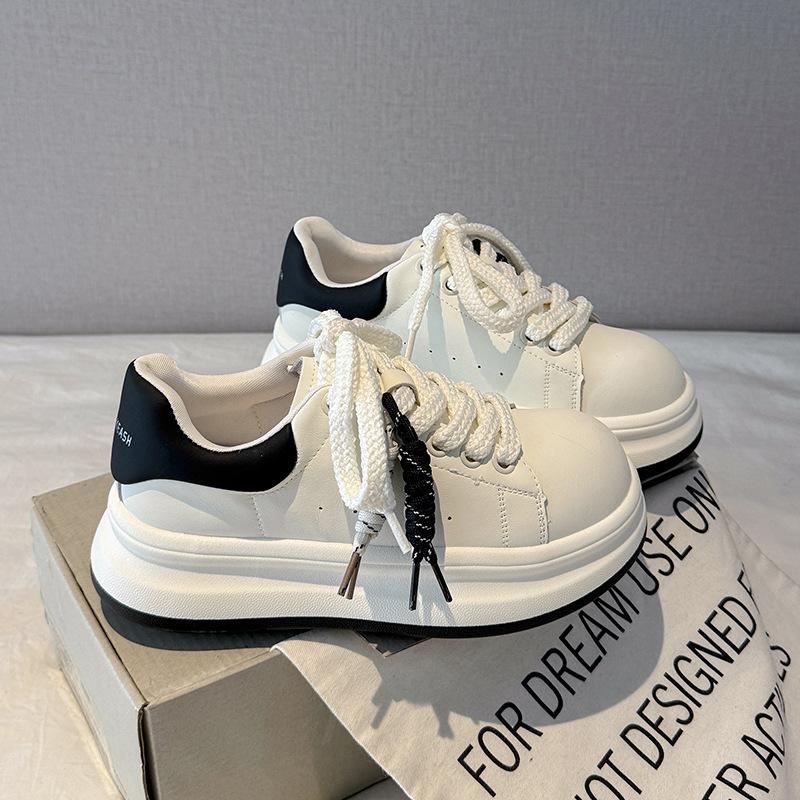 Chaussures blanches McQueen en cuir pour femmes automne 2025 design de niche petite augmentation de hauteur chaussures à semelle épaisse sport et loisirs
