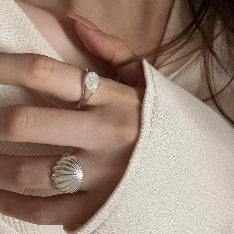 Einzigartiger Muschel-Design Opalsteinring für Damen mit stilvoller verstellbarer Geometrie