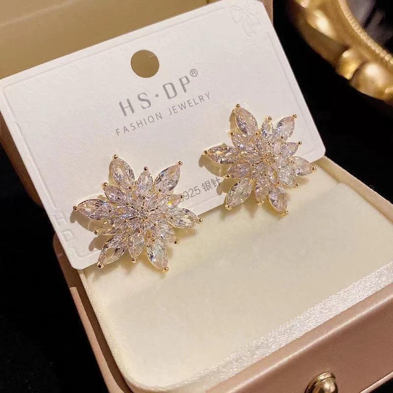 

Стильные цветочные серьги 2024 года: Уникальный и элегантный дизайн для женщин