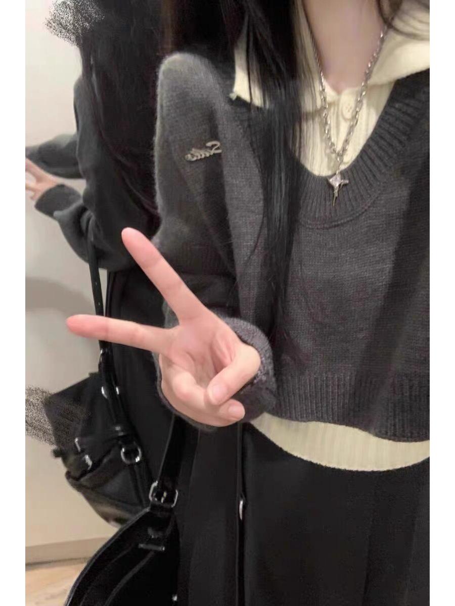 

Preppy Korean Short Sweater Set: Polo Collar Knitted Top & High-Waisted Skirt for Spring/Summer.