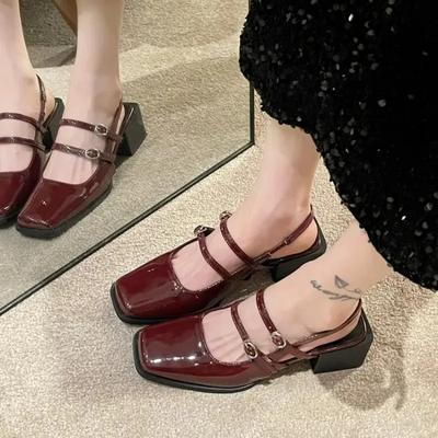 Mode 2024 Nouvelles Sandales Baotou Femmes Rétro Bout Carré Talons Épais Talons Hauts Ligne Arrière Creuse avec Chaussures en Cuir Brillant