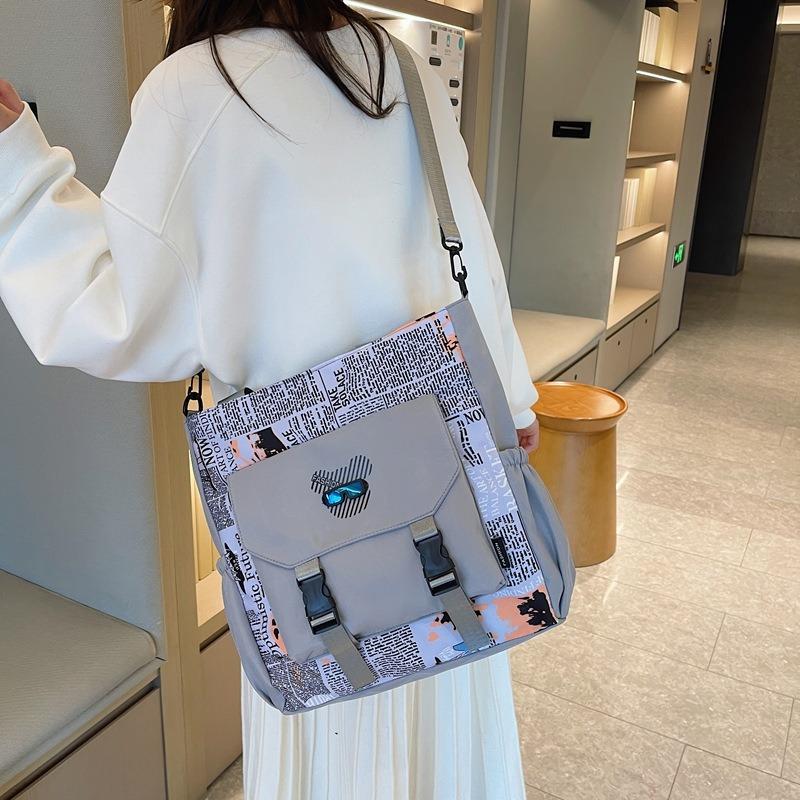 New Large-capacity Make-up Bag Fashionable Handbag Women's Simple and Versatile Shoulder Messenger Bag Commuter Tote Bag
