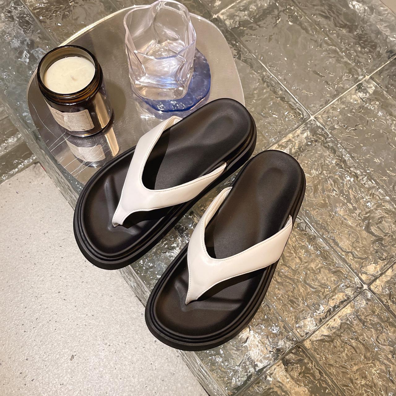 

Интернет знаменитость ниша дизайн чувство толстая подошва шлепанцы женские 2025 лето новая верхняя одежда носок маффин мягкая подошва крутые тапочки 35 белый