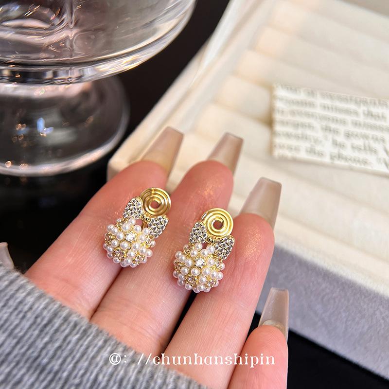 

Bow hydrangea zircon ear clips, high-end sweet temperament stud earrings, niche design trendy earrings without piercings