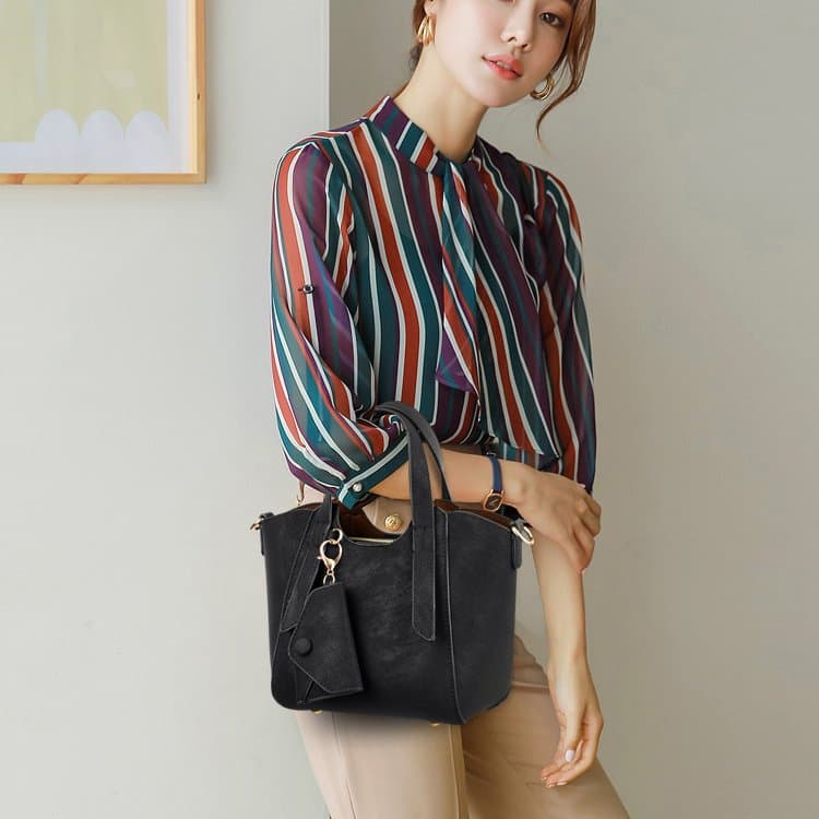 Retro large capacity portable messenger women's bag