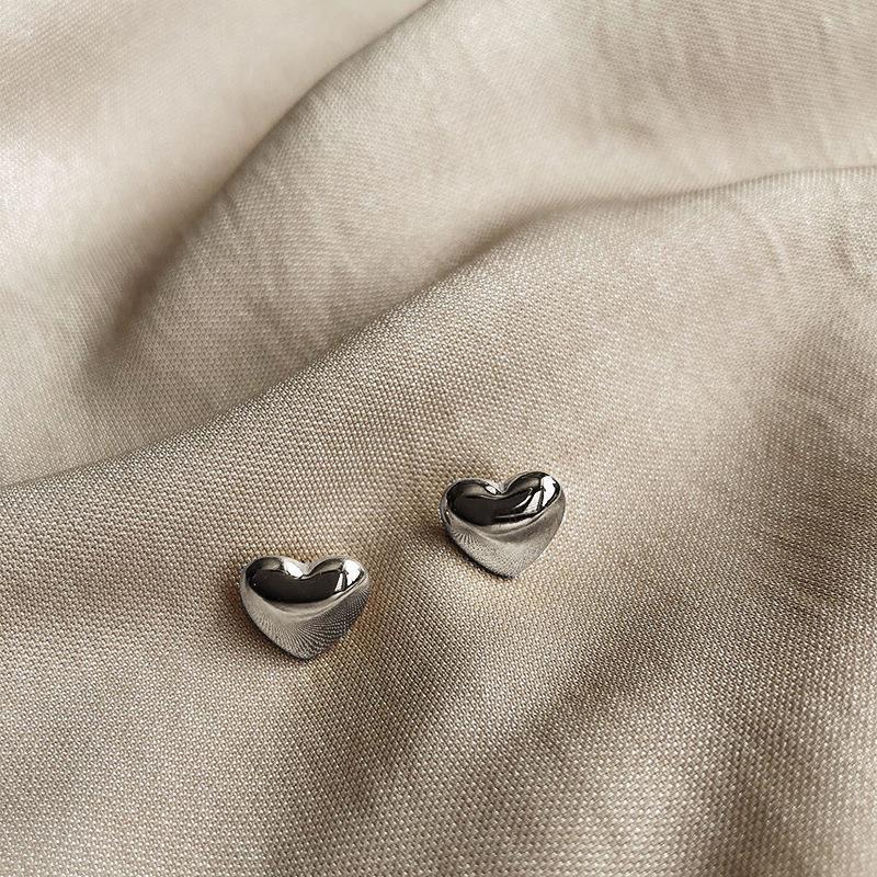 Wenjian Korean Heart-shaped Titanium Steel Earrings - 2022 Trendy Slimming Face Design for Women