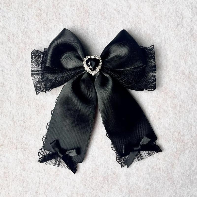 

Модное женское платье-рубашка ручной работы в корейском стиле с кружевом, бантом, воротником-бантом, брошью-цветком и стразами в форме сердца. Ювелирный подарок