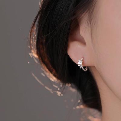 Elegante Schmetterlings-Creolen: 925er Sterlingsilber, Luxuriöse Ohrklemmen für Damen, Schlicht und Vielseitig.