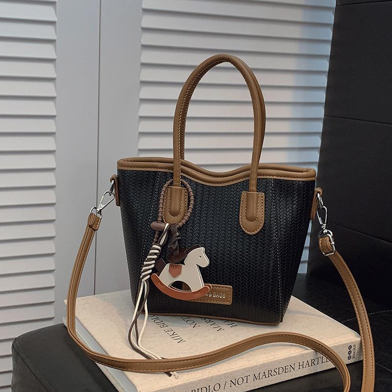 

Premium sense niche contrasting color bag women s 2025 new trendy fashion shoulder handbag versatile messenger bucket bag чёрный