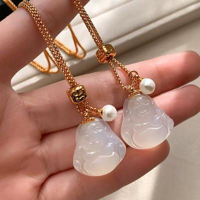 Natürlicher Jade Maitreya Buddha Gong Anhänger Weißer Chalcedon Pullover Kette Damen Achat Jade Buddha Herbst und Winter Lange Schlüsselbein Kette