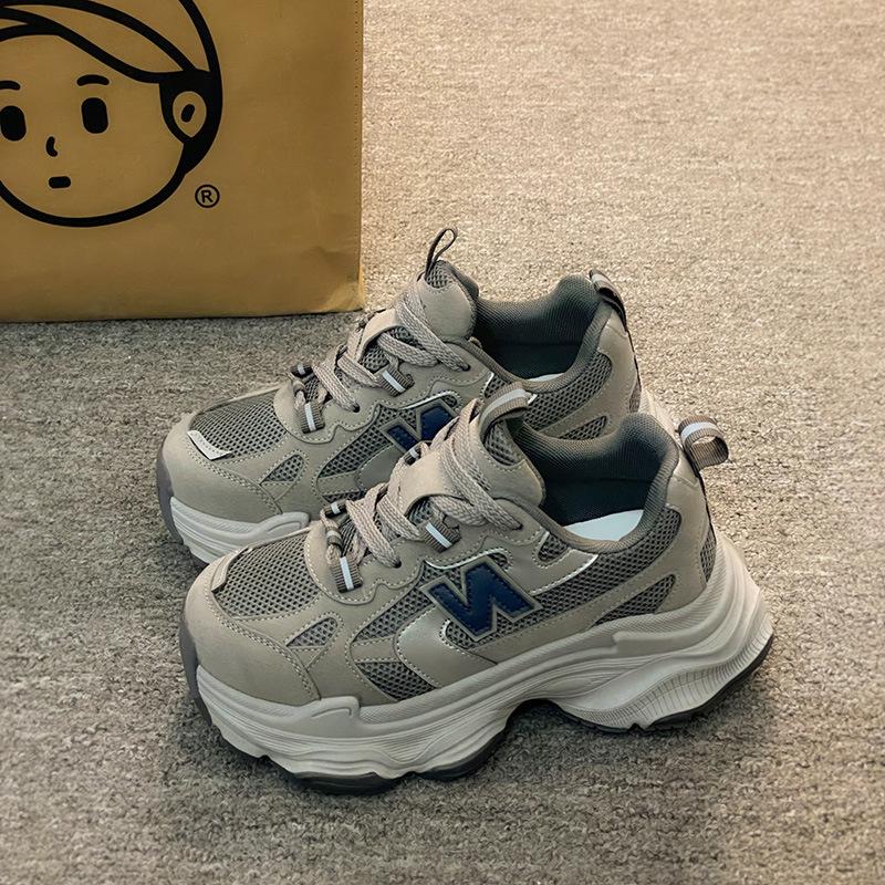 

Показывающие ноги маленькие папины кроссовки модные крутые туфли женские 2025 лето новые популярные на толстой подошве универсальные нишевые повседневные спортивные туфли 40 серый