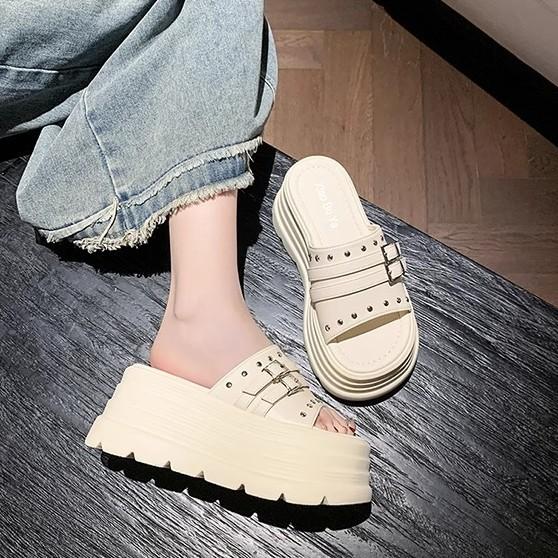2025 new thick-soled height-increasing cool slippers for women's summer wear super fire French beautiful skirt high-end beach shoes