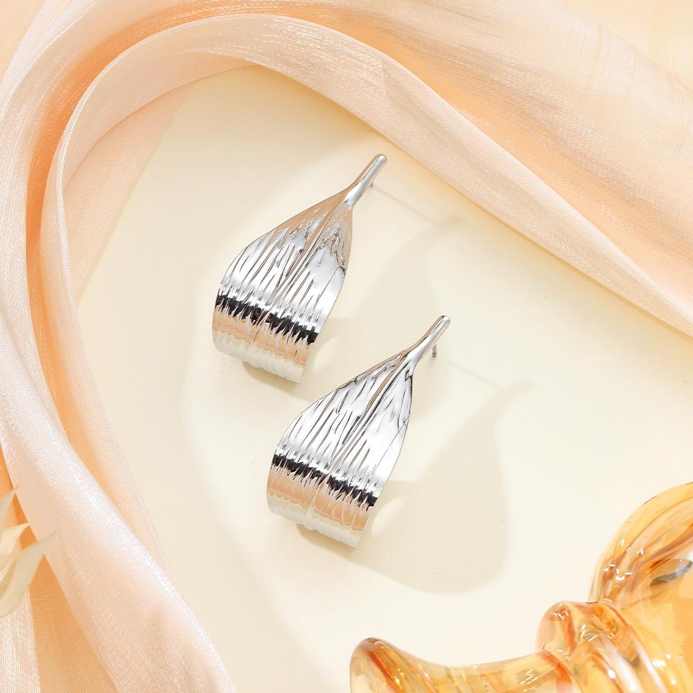 Individual Cold Wind Niche Earrings Metal Texture Curled Leaf Earrings Premium Light Luxury Earrings Earrings Earrings