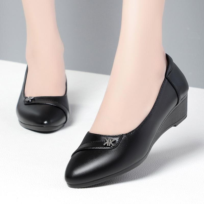 Women's leather shoes leather flat bottom middleaged mother wedge heel single shoes middleaged and elderly comfortable not tired feet women's shoes 