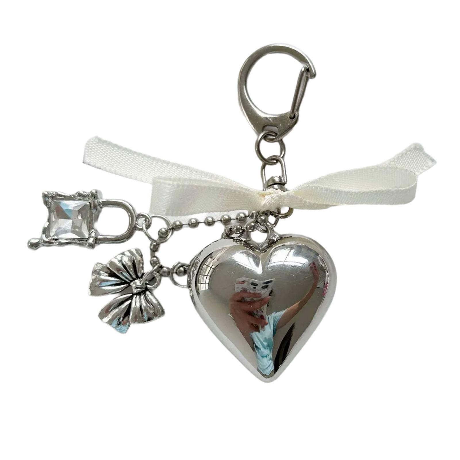 Нежная подвеска в виде сердца на сумку — фото 10