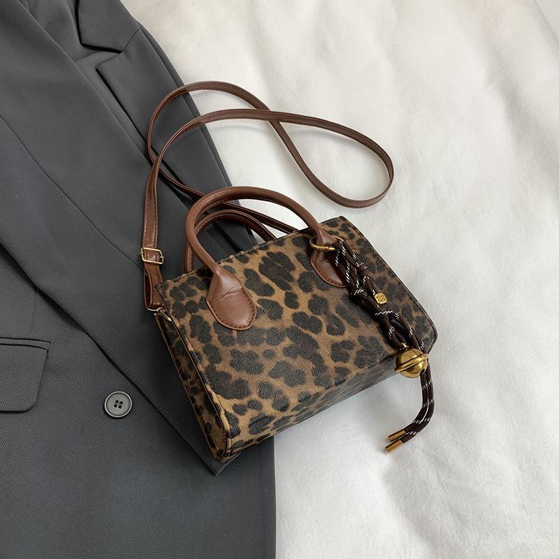 Stylish Fashionable Women's Handheld Small Bag Winter Trendy Retro Shoulder Bag