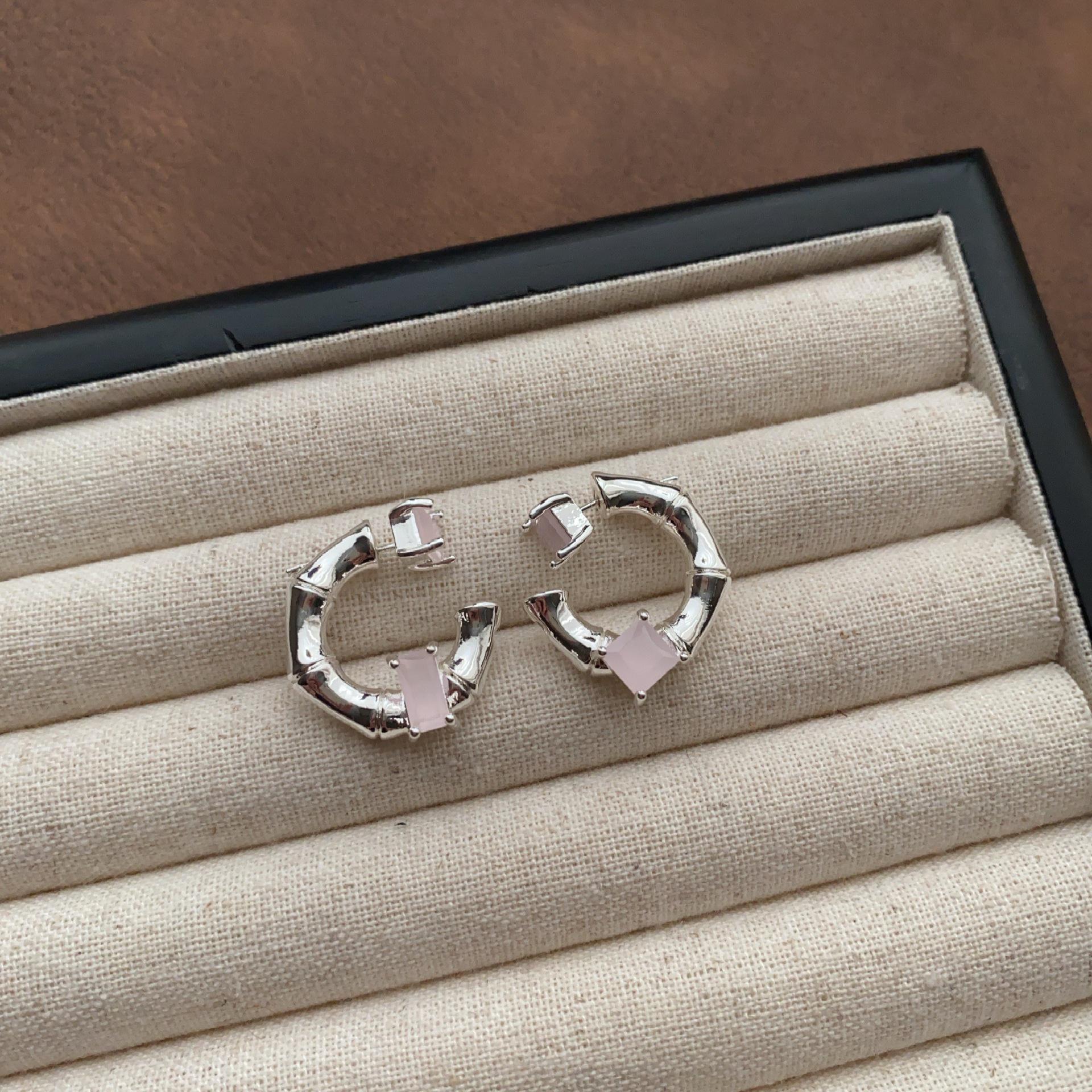 

Полукруглые серьги-пусеты с разноцветными драгоценными камнями - Металлический дизайн бамбука, Высококлассные ювелирные изделия с модным темпераментом.