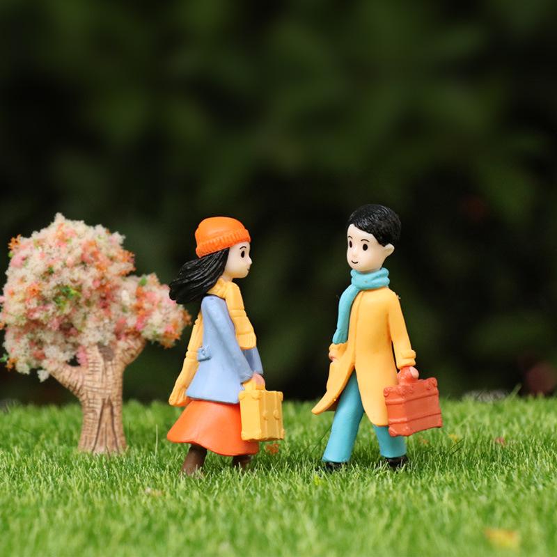 

Cartoon Couple Mini Figurines for Cake Decoration