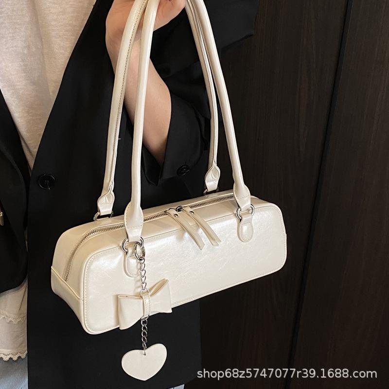 High-end texture foreign style small bag women's 2025 new versatile one-shoulder armpit bag French niche design baguette bag