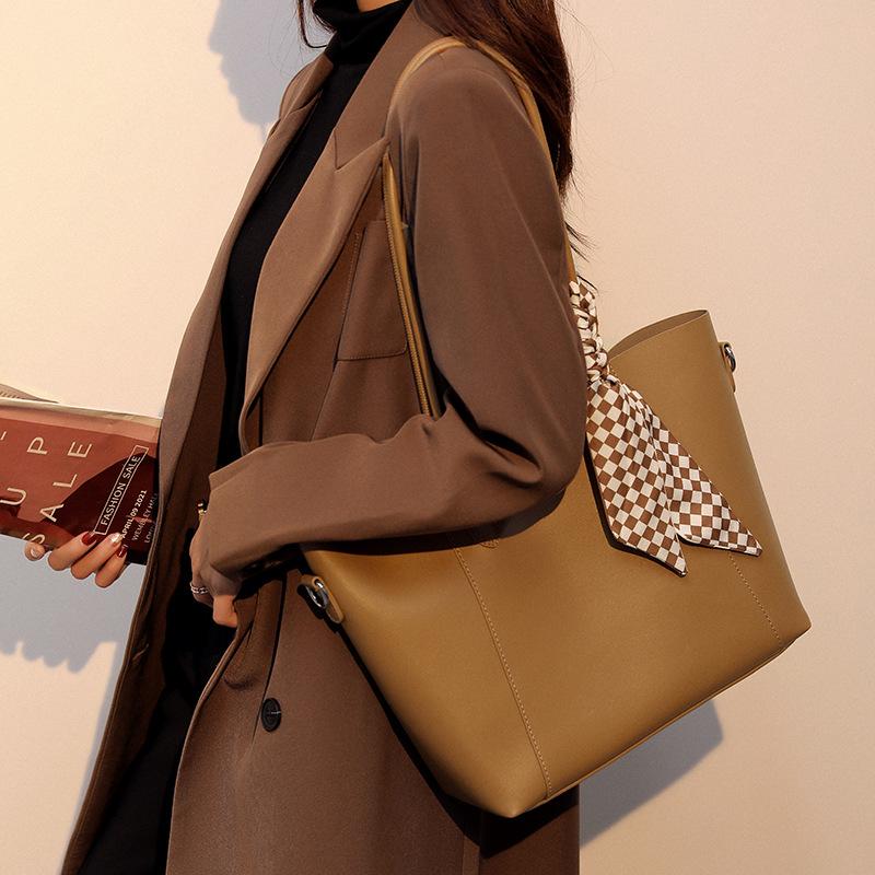 Spring and Summer New Versatile Simple and Large Capacity Tote Bag for Women Fashion Shoulder Bag for Women Commuting Bag for Women