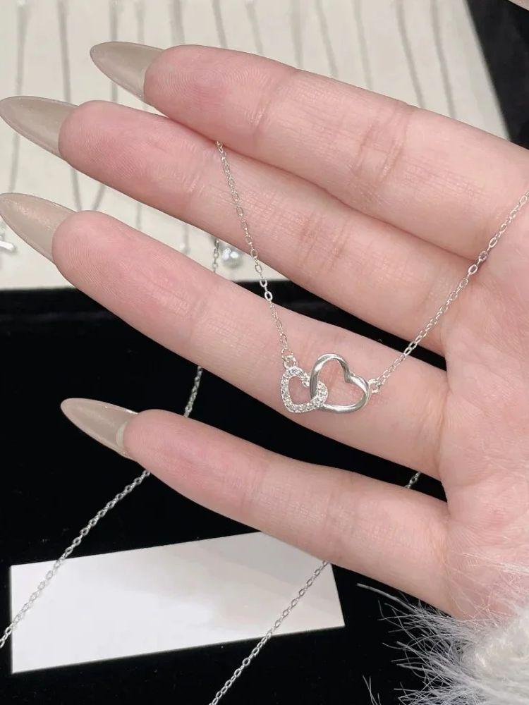 New heart-shaped interlocking necklace with a light luxury and sweet temperament collarbone chain