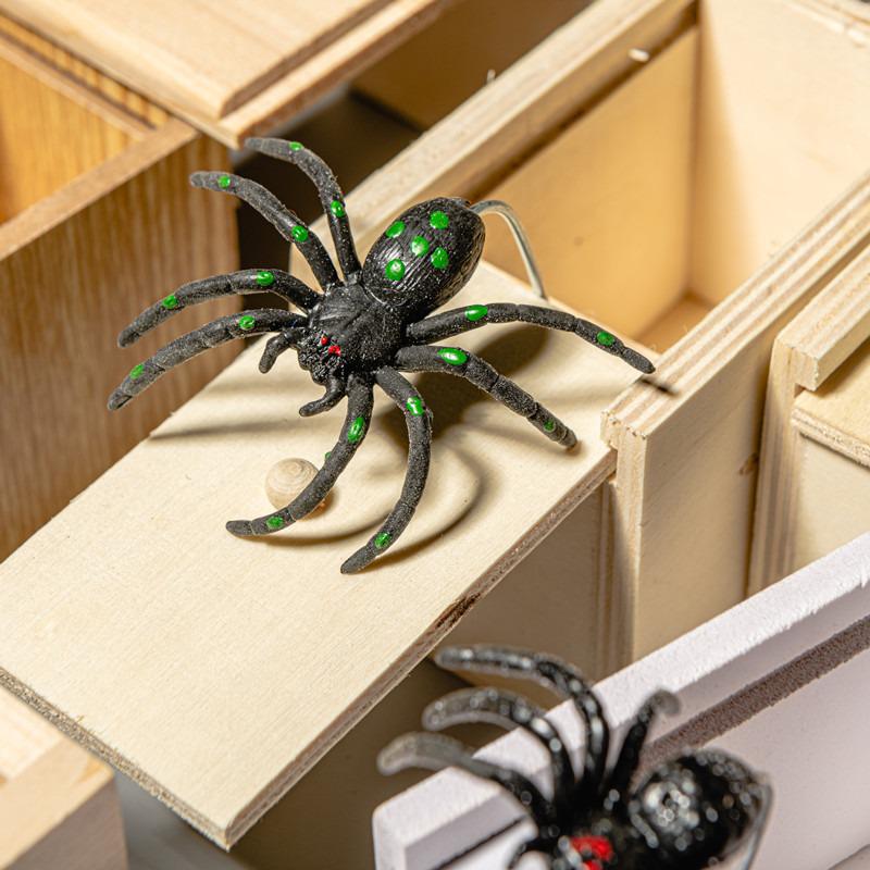Gruselige Streichbox mit Spinne - Überraschungsspielzeug aus Holz