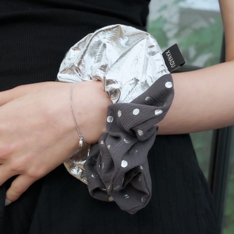 

XANADU HALF DOT SCRUNCHIE GREY