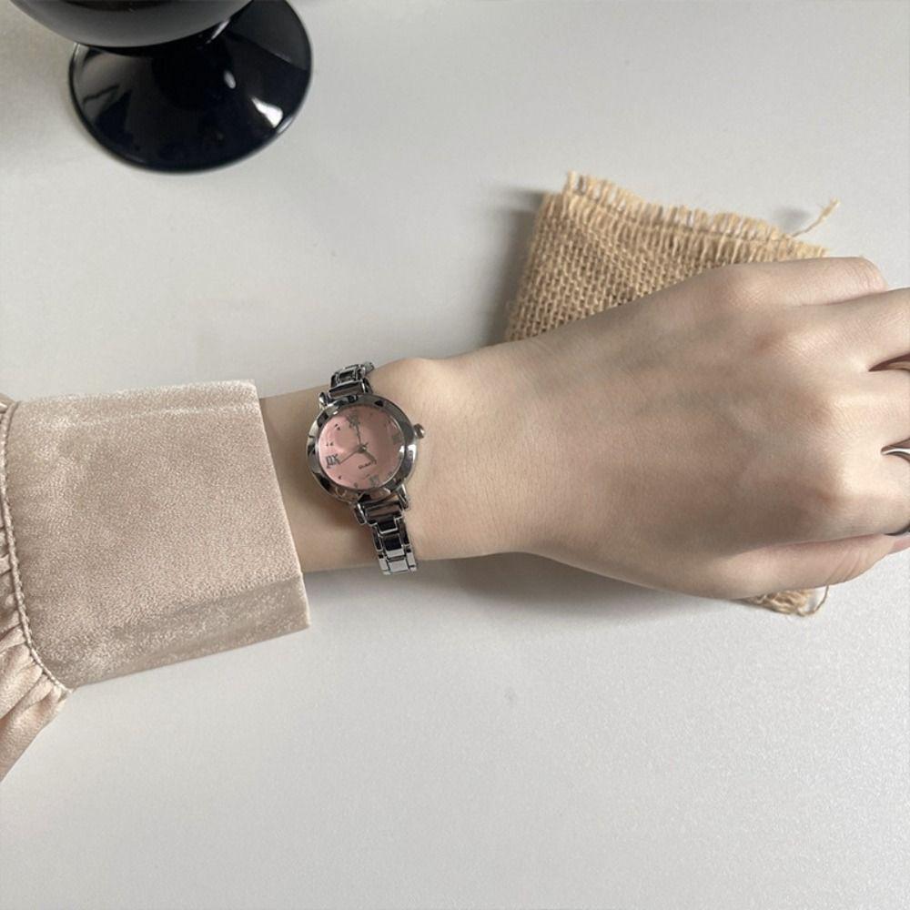 Exquisite Golden Wrist Watch Light Luxury Quartz Wristwatch Classic Women Watch Accessories