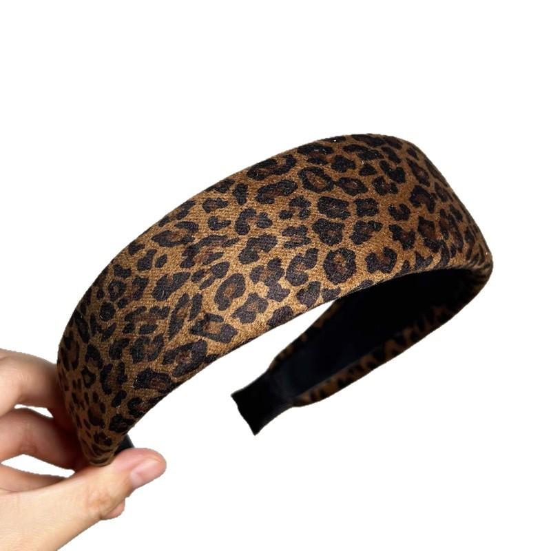 Fascia wide-brimmed in camoscio con stampa leopardata retrò per donna, nuovo stile autunno-inverno, capelli di lusso leggero, fascia per il viso alto a teschio