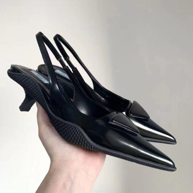 P casă etichetă triunghiulară pantofi cu toc înalt cu vârf femeie celebritate internet piele curea spate sandale toc pisoi cap sac gură superficială pantofi simpli versatili