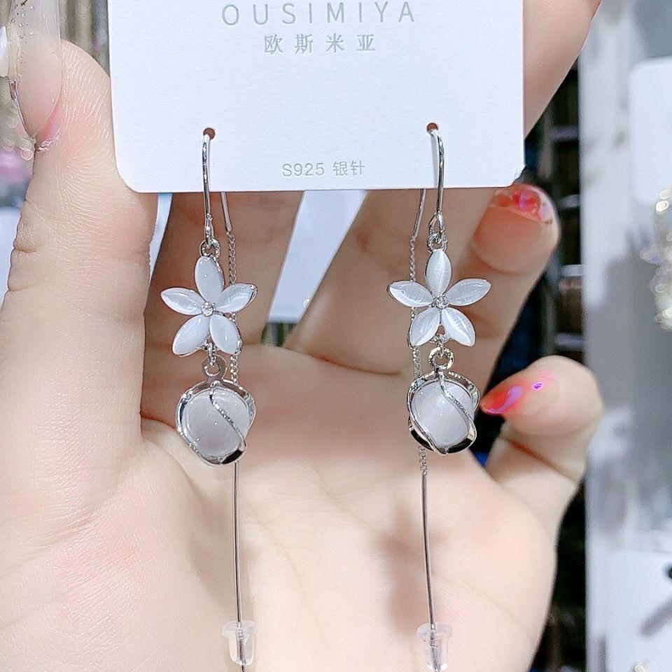 1011 new five-leaf petal anti-loss earrings, fringed opal earrings, temperament fashionable and versatile face earrings