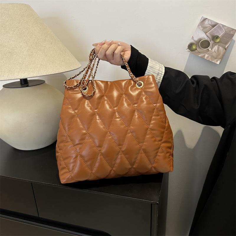 Large Capacity Fashion Rhombus Embroidery Thread Versatile Chain Shoulder Bag Women 2025 New Texture Tote Bag Women