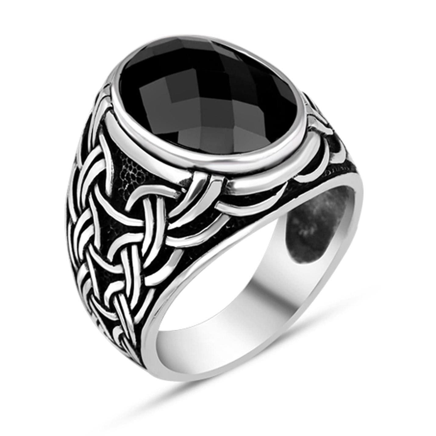 

Мужское кольцо с черным цирконием и граненой огранкой из стерлингового серебра с цепочкой