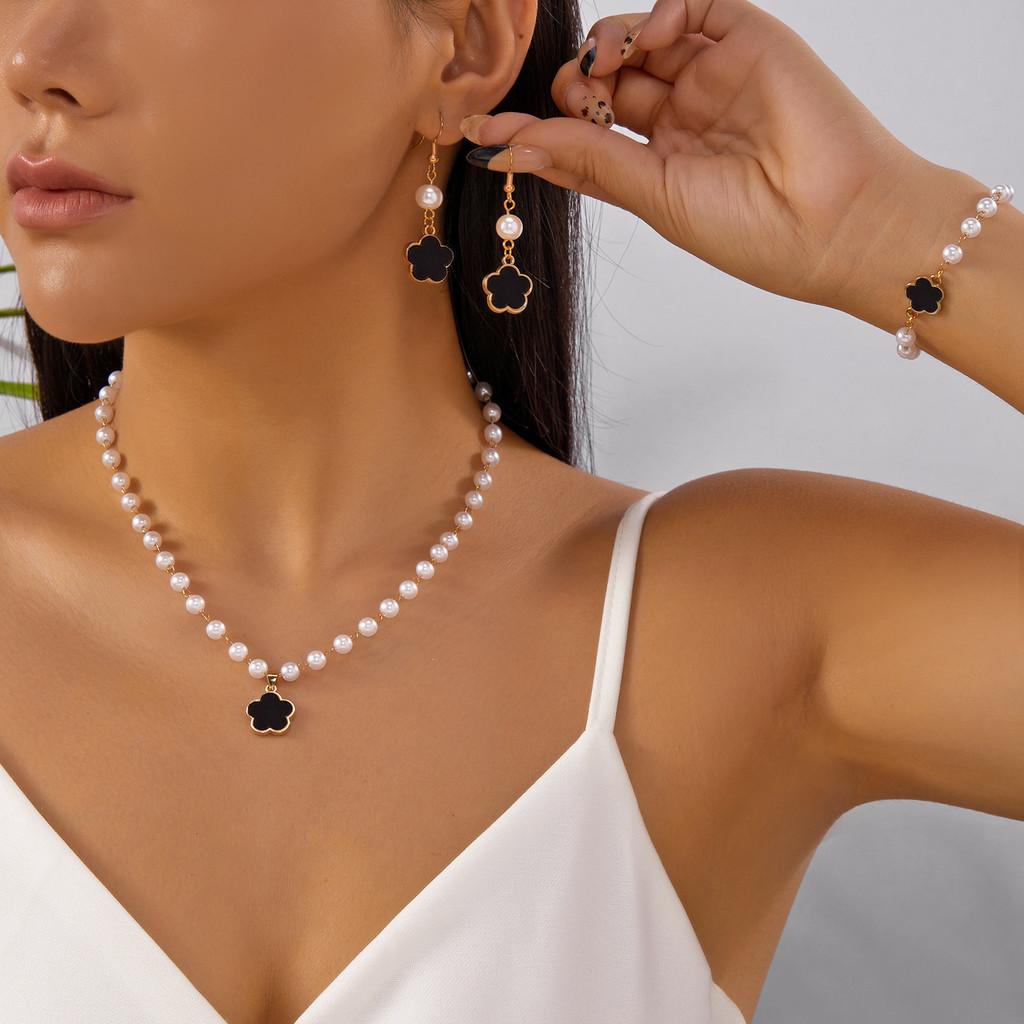 Elegant Ladies Jewelry Pack With Geometric Flower Shape Designs And Pearl Accents For Daily Wear