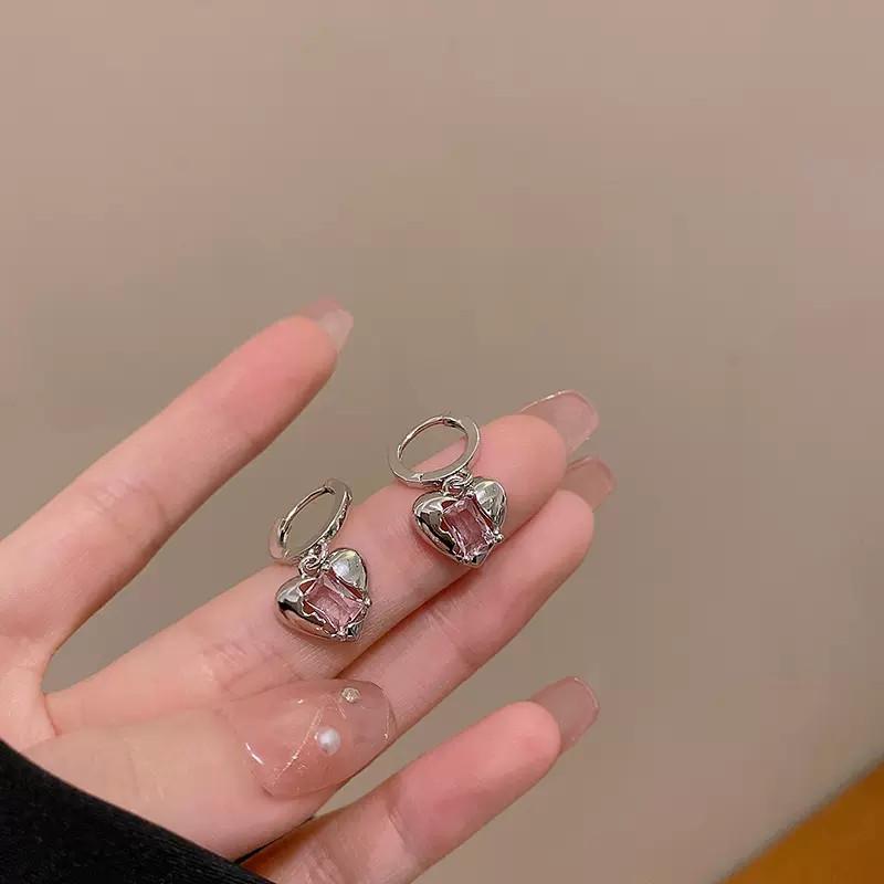 

Douyin Live Crystal Heart Ear Cuffs: Women s Unique Summer Earrings 2022 Trend
