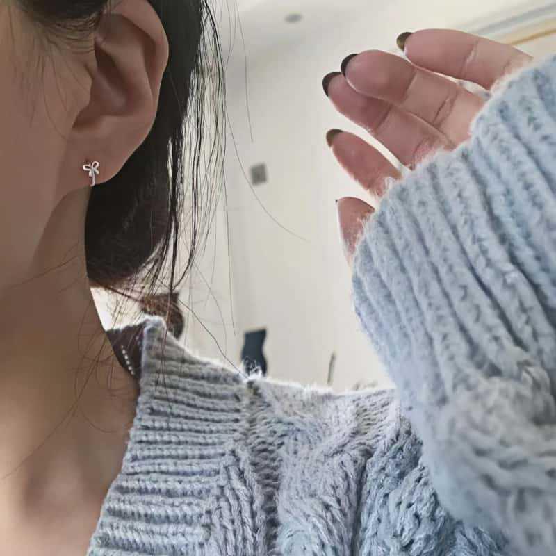 Minimalistische S925 Sterling Silber Schleifenohrringe – High-End Nischen-Design für Ohrpiercing.