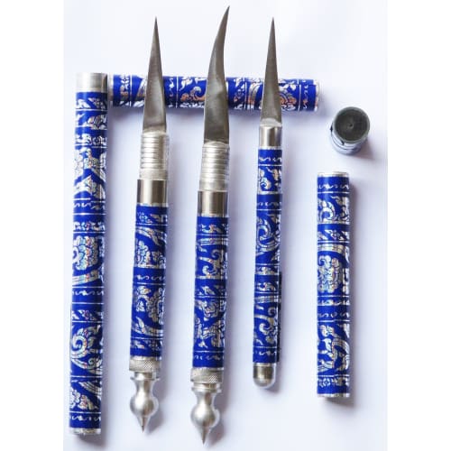 

This beautiful Thai set includes three stainless steel fruit carving knives with handles. (Blue color)