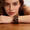 Bequemes Leopardenmuster Offenes Armband Verstellbar Breite Manschette Beflockte Textur Legierung Stilvolles Damenmode-Accessoire