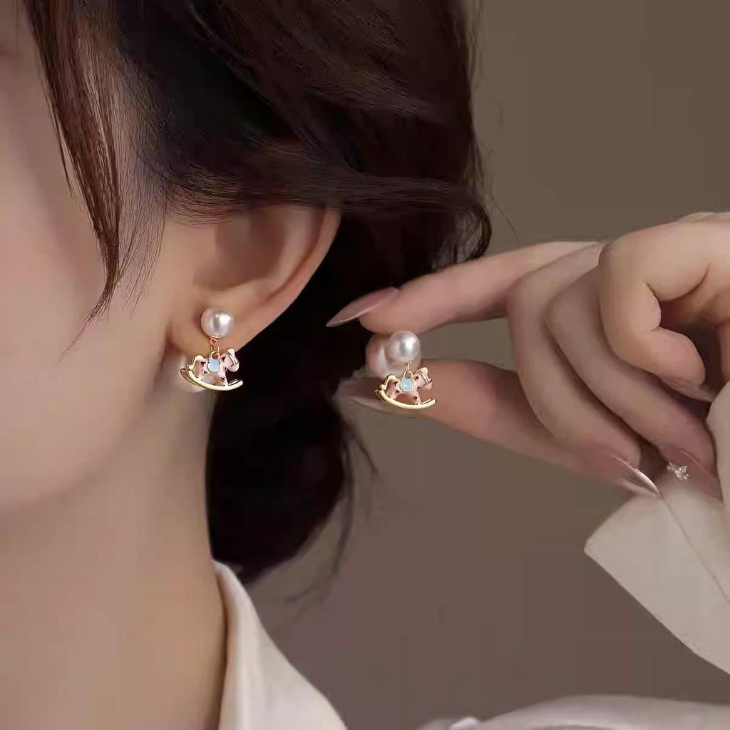 Silver Needle Pearl Horse Pendant Earrings: Retro, Elegant, Niche, Versatile for Women